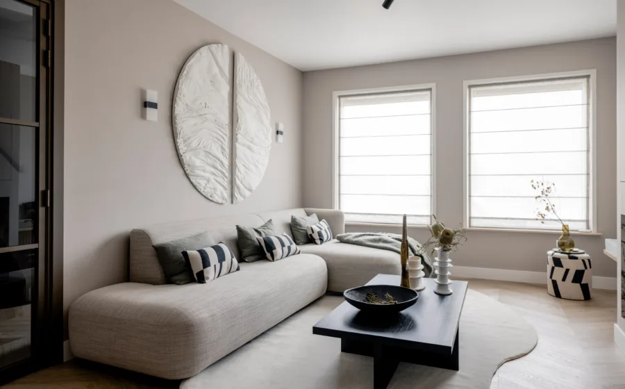 Lichte beige woonkamer met vouwgordijnen en vloerkleed
