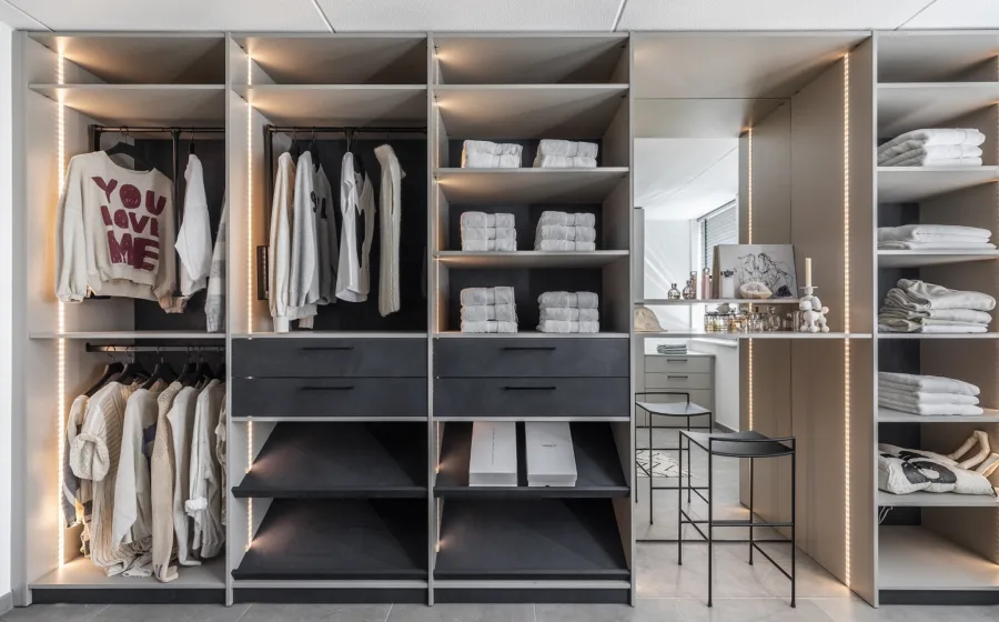 Grote inloopkast met hangplek, lades en open vakken plus ledverlichting in de kast