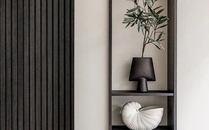 Detailfoto van wandpanelen met wandplank en accessoires voor een hotel chic sfeertje