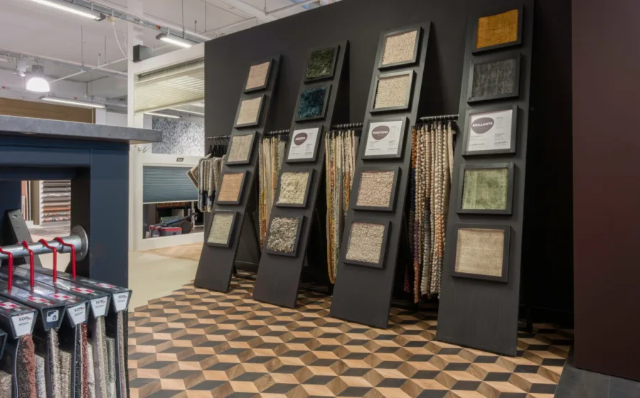 Welkom in de showroom van onze woonwinkel Aanhuis.nl in Zoetermeer, laat je inspireren rond vloeren, raamdecoratie, gordijnen en meer!