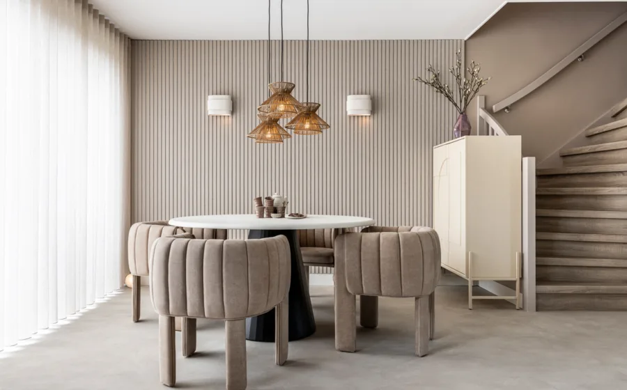 Basic naturel woonkamer met trap en betonlook pvc-vloer