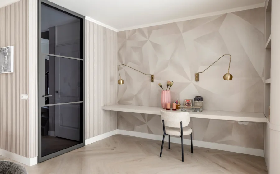 Uniek behang met een geometrisch patroon in zachte kleuren, dat een accentmuur verfraait.