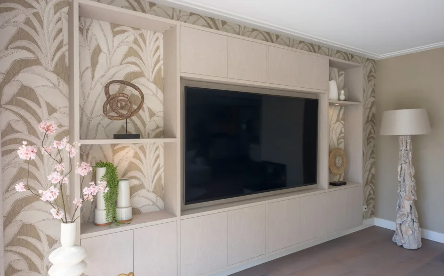 Houten kast op maat in lichte kleur, passend bij een interieur in zachte beige tinten