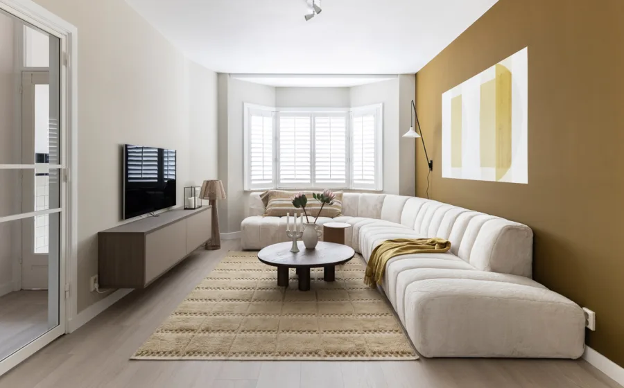 Basic naturel woonstijl met witte shutters en een pvc-vloer in de woonkamer