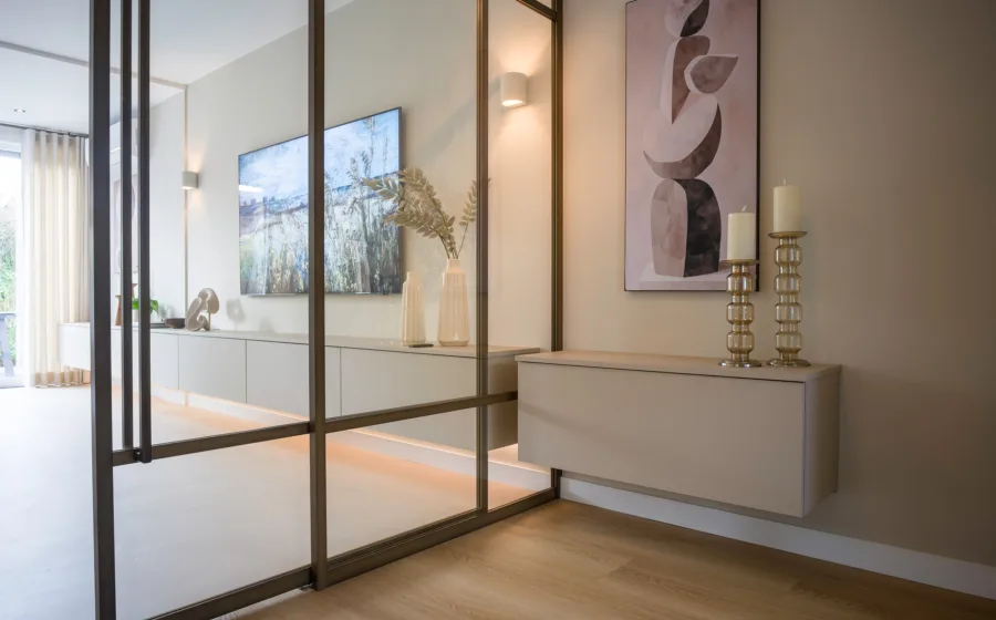 Dressoir kast op maat in beige tint en stalen deur in de woonkamer