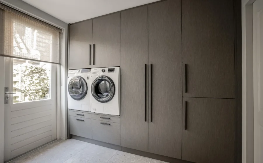Wasmachinekast: handiger wordt het niet! Iedere centimeter van de ruimte wordt benut met volop opbergruimte.