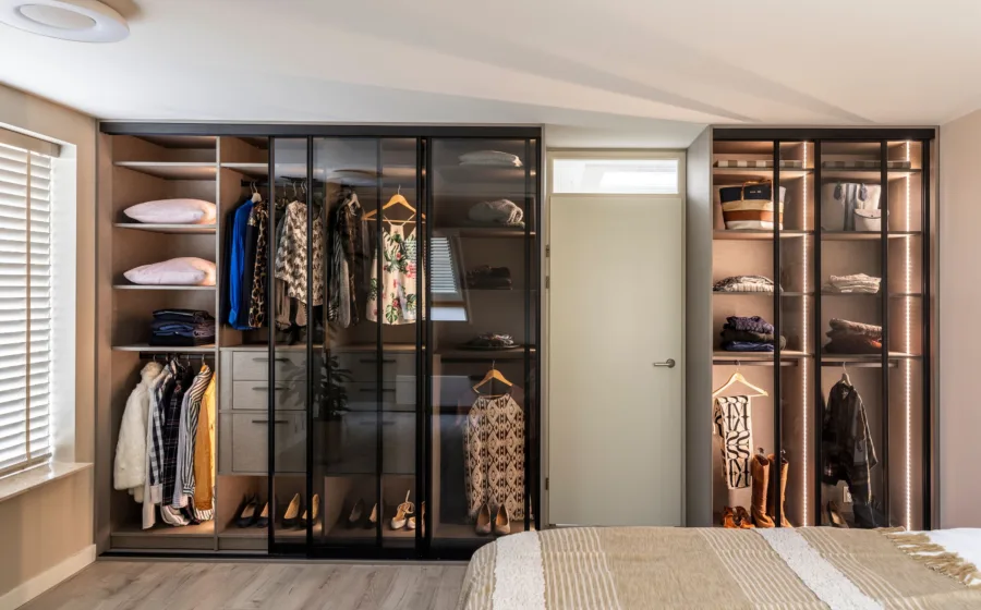 Luxe kledingkast op maat met glas, genoeg opbergruimte en sfeervolle ledverlichting.