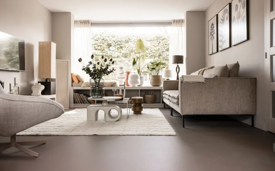 Japandi woonkamer met bruintint marmoleum vloer