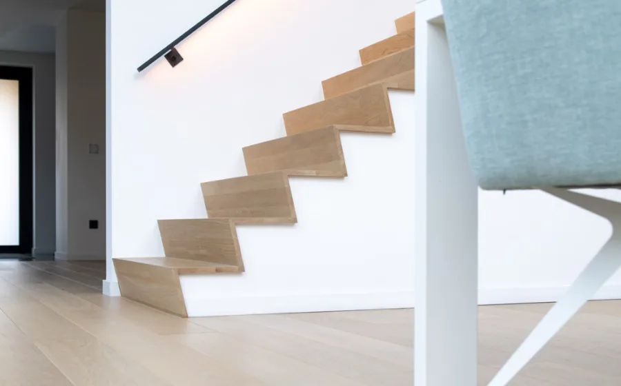 Detailfoto licht eiken Z-trap met ledgrip