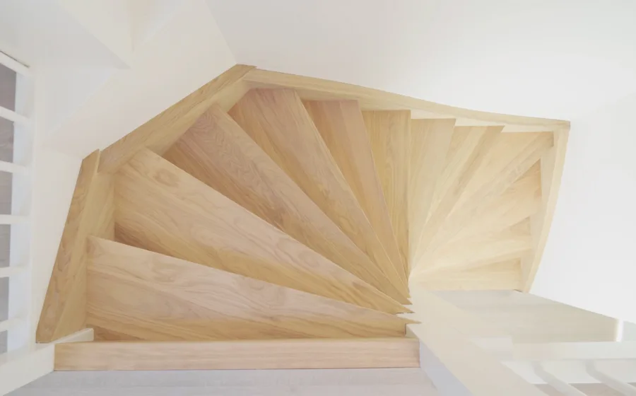 Licht eiken Z-trap met een draai