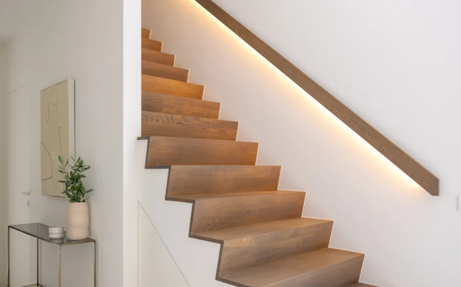 Donkere houtlook trap met ledgrip