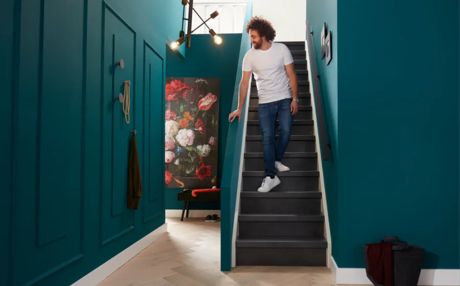 Stoere donkere laminaattrap met antislip-oppervlak