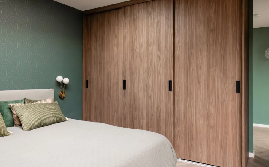 Kast op maat in warme walnoot tint in slaapkamer