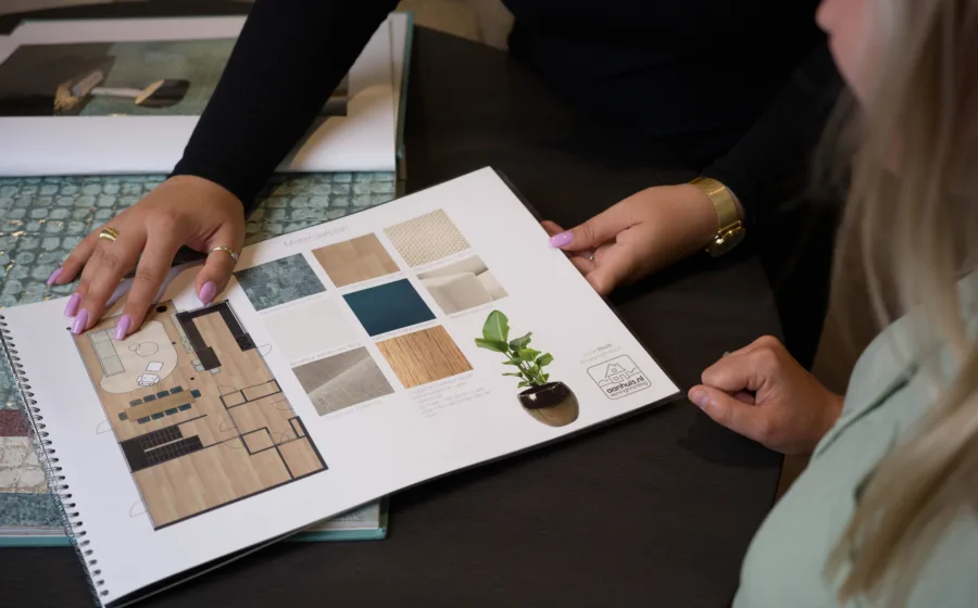 twee mensen kijken naar een moodboard voor interieuradvies
