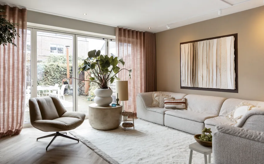 Terracotta kleur linnenlook gordijnen in de woonkamer - basic naturel woonstijl