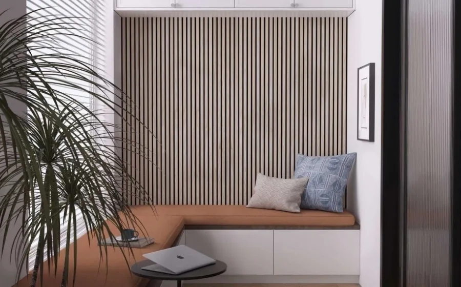 Houten wandpanelen als wandbekleding in de zithoek