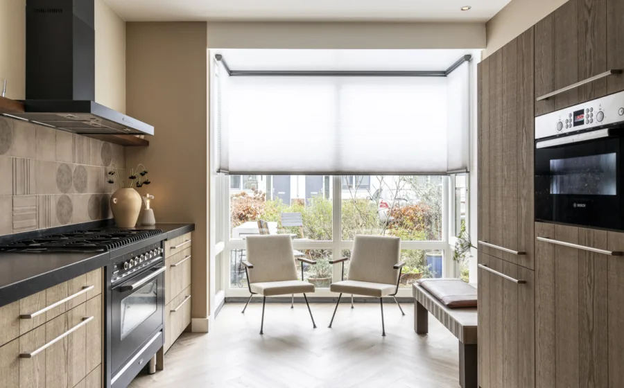 Licht en ruimtelijk interieur met semi transparante plissés.