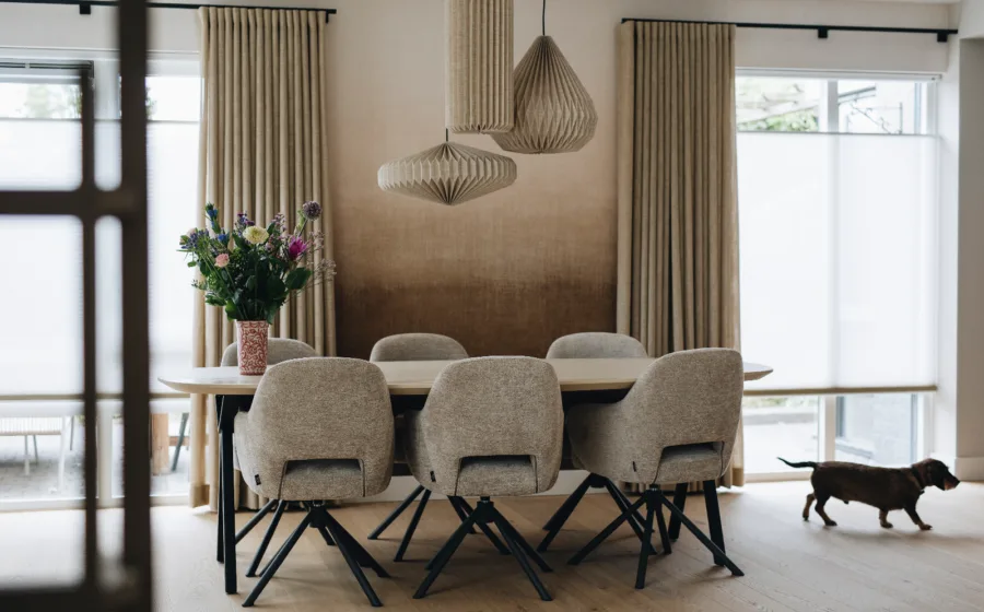 Scandinavische woonstijl in de eetkamer met pvc-vloer