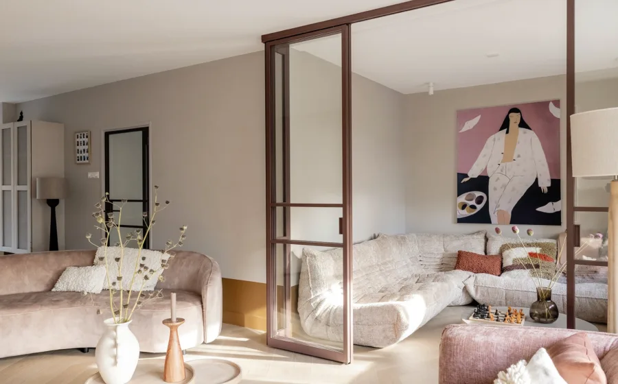 Woonkamer met gezellige zithoek en vloerverwarming onder de houtlook vloer.