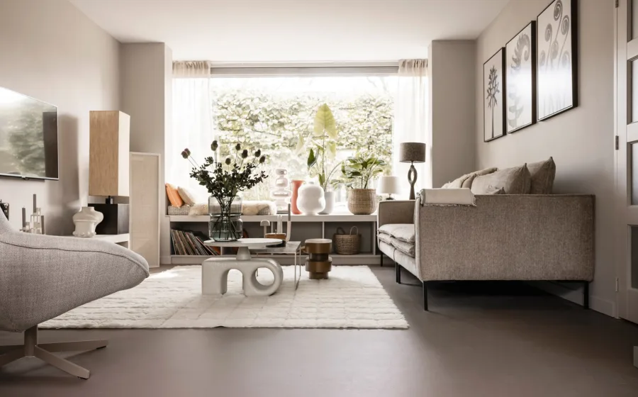 Sfeervol interieur met betonlook vloer en vloerverwarming.
