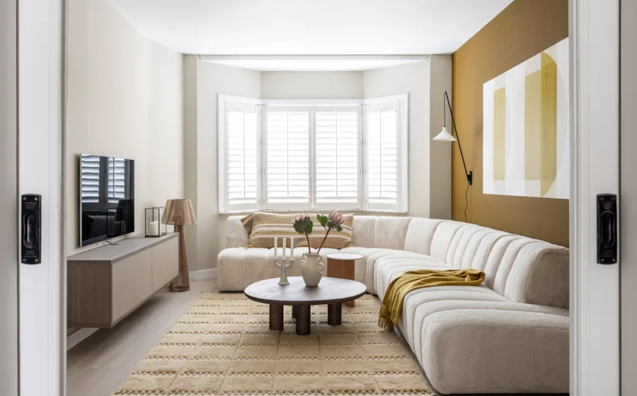 Vintage interieur met witte shutters en kunst aan de muur.