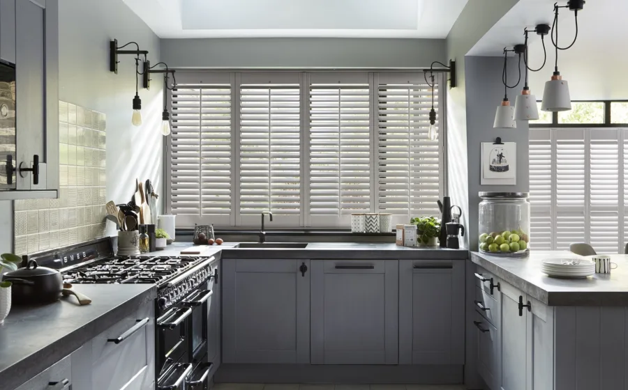 Landelijke keuken met beige shutters.
