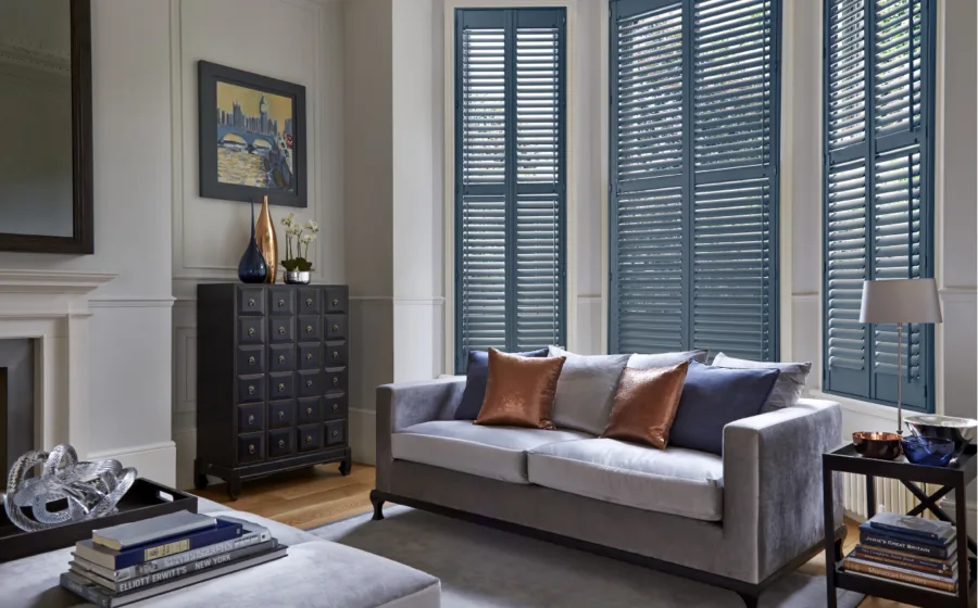 Elegant interieur met donkere shutters en klassieke meubels