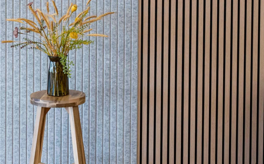 Akuvilt en Akupanel gecombineerd: viltpanelen met houten wandpanelen