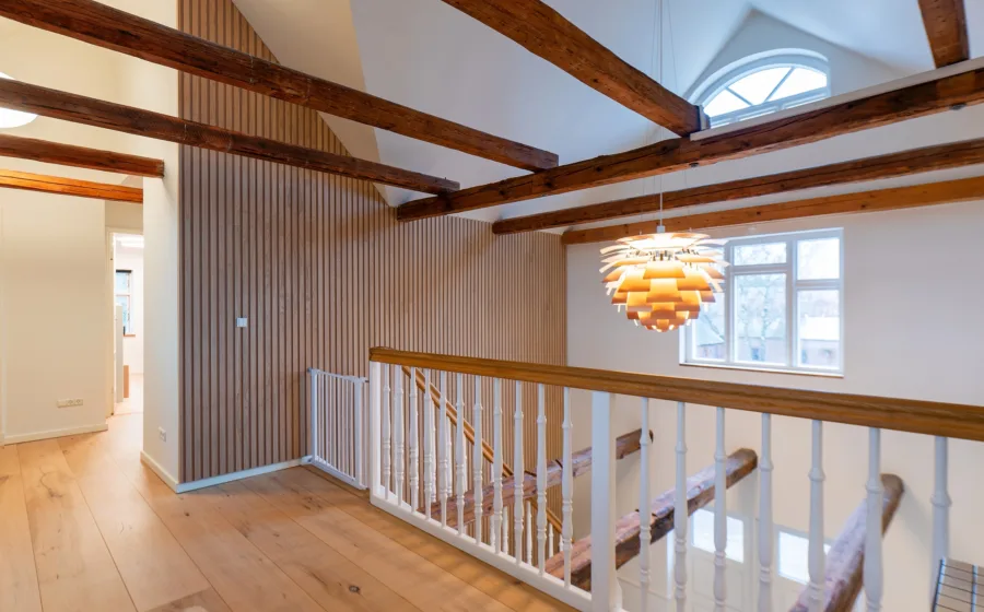 I-Wood Houten wandpanelen op de overloop bovenverdieping