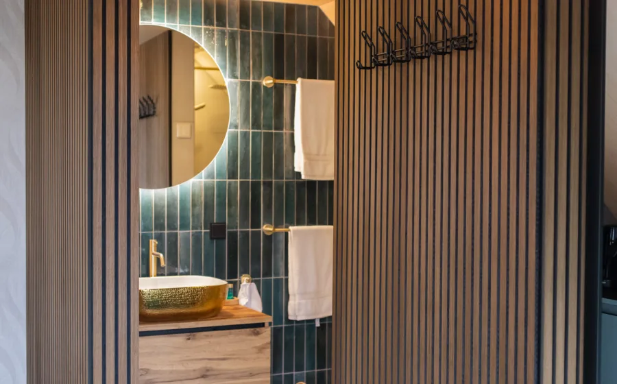 Akupanel houten wandpanelen in de badkamer