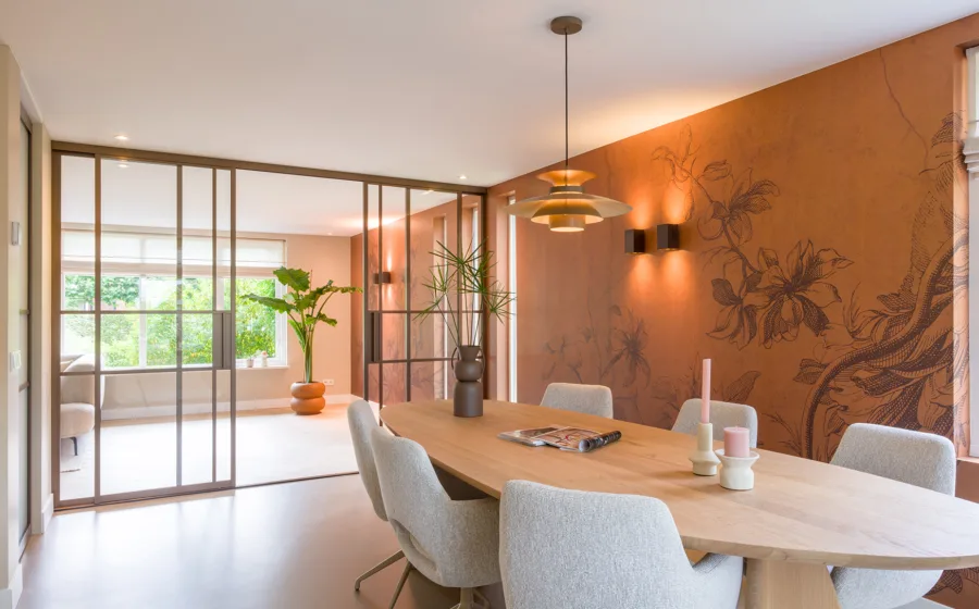 Keuken met roestrood behang en een marmoleum vloer