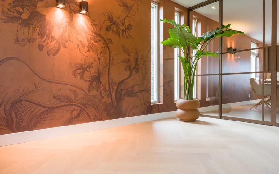 Roestrood behand met een bloem en een lindura lichte houtvloer in visgraat