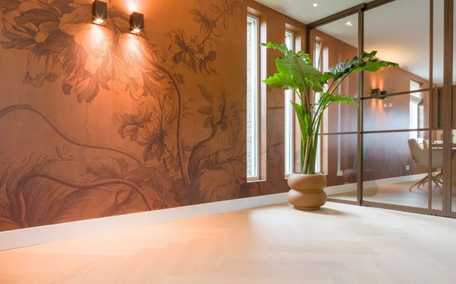 Roestrood behang met een bloem en een lindura lichte houtvloer in visgraat