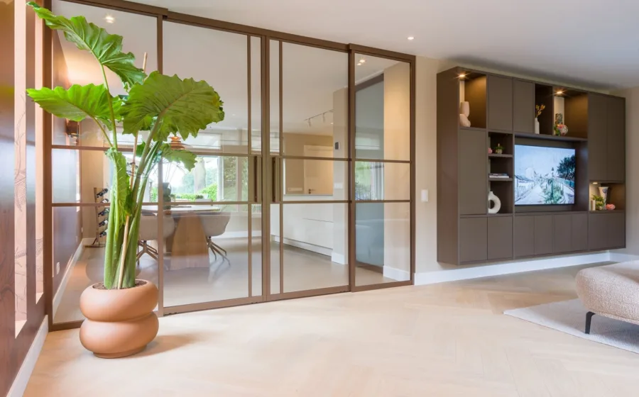 Lindura visgraat vloer in lichte hout tint met bronze stalen deuren en cinewall in de woonkamer