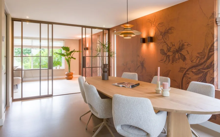 Keuken met roestrood behang en een marmoleum vloer