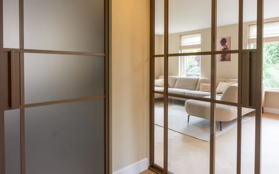 Bronze stalen deuren in de woonkamer