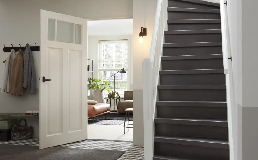 Antraciet betonlook laminaat traprenovatie in de gang