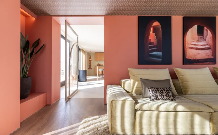 Gezellige woonkamer met warme aardetinten verf