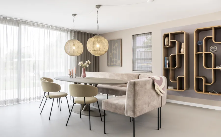 Accentmuur in beige met wandkast en kunst op de muur