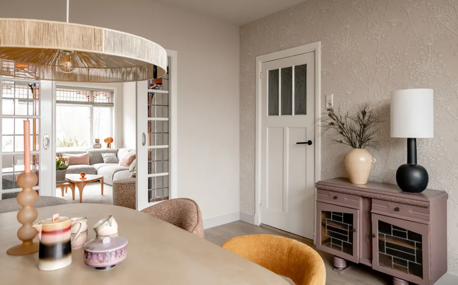 Wand met natuurmotief behang in beigetinten