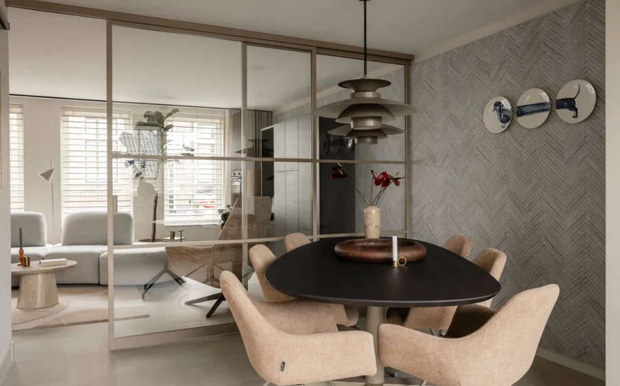 Eethoek met grafisch grijs-blauw behang voor modern effect