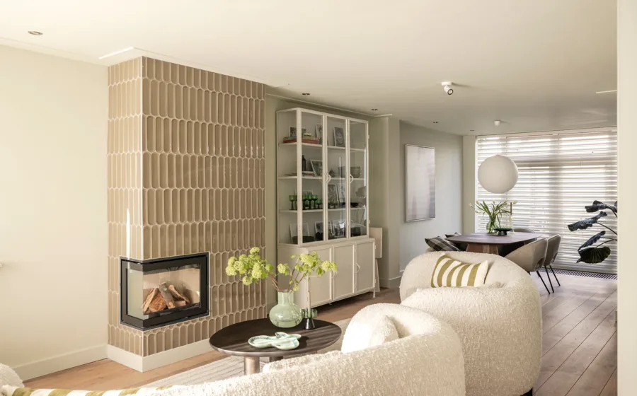 Woonkamer met mix van keramische tegels en lichte wandbekleding