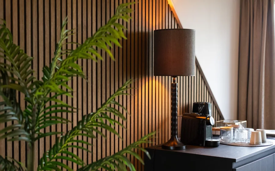 Hal met houten wandpanelen voor een warme sfeer