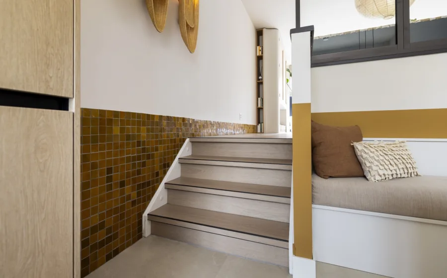 Hal met vierkante tegeltjes op de muur en matte muurverf