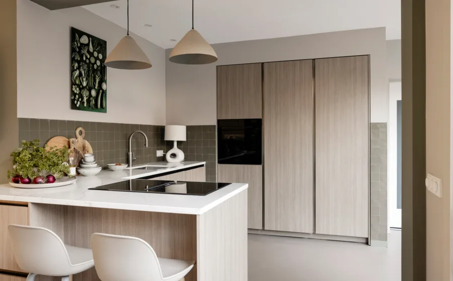 Keuken met lambrisering in warme groentint en beige voor een natuurlijk effect