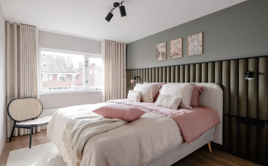 Slaapkamer met zachte pastel verfkleuren op de muur