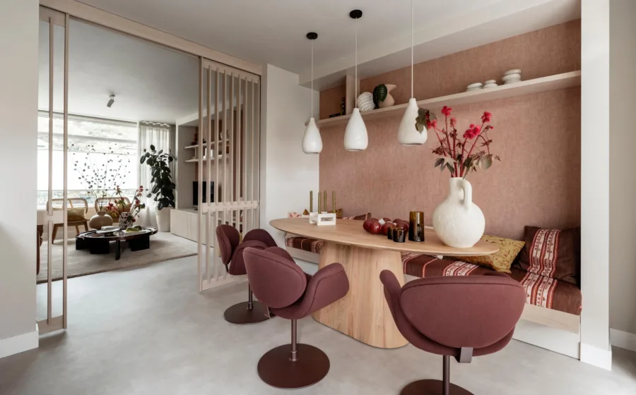 Betonlook vinyl vloer in keuken en woonkamer van warm kleurrijk interieur