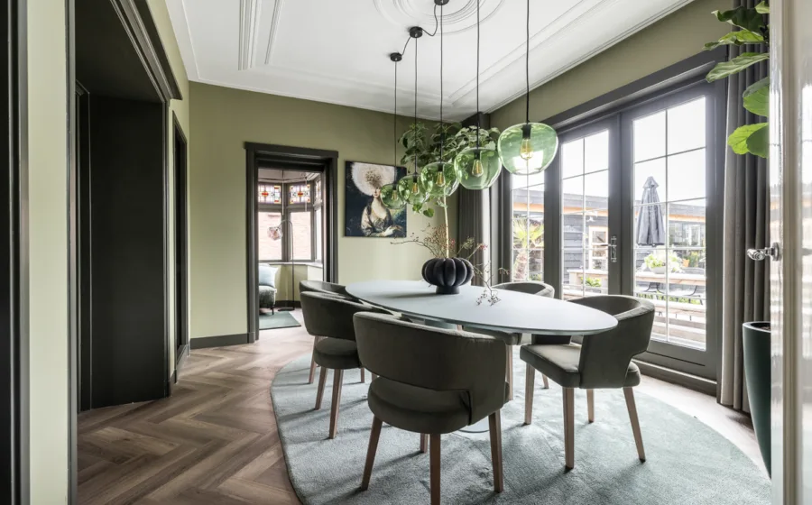 New Chic woonstijl met natuurlijke tinten, hoogwaardige materialen en harmonieuze combinatie van visgraatvloer en raamdecoratie.