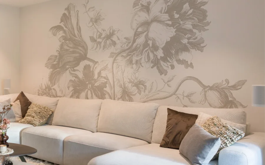 Woonkamer lichte kleuren met behang met print