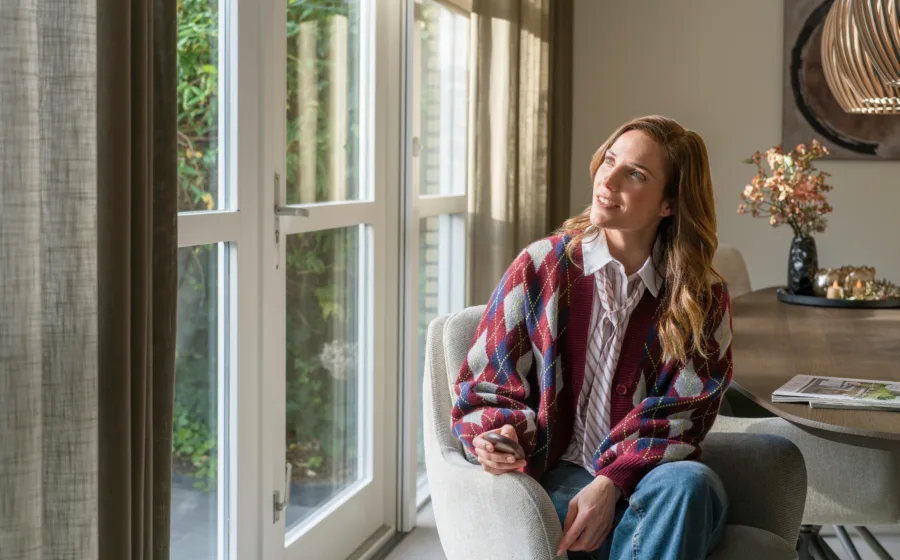 Vrouw op stoel met pebble om gordijnen elektrisch te bedienen